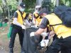 Sejumlah Anggota Polri Langsung Bergerak Cepat Membersihkan Sampah Di Area Sekitar Pelataran Monas