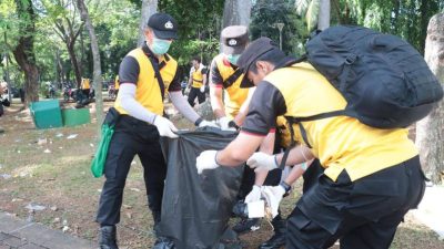 Sejumlah Anggota Polri Langsung Bergerak Cepat Membersihkan Sampah Di Area Sekitar Pelataran Monas